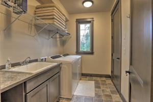 eine Küche mit Spüle und Waschmaschine in der Unterkunft Luxury Suncadia Resort Retreat with Private Hot Tub! in Cle Elum + 25 Fotos