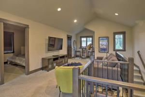 ein Wohnzimmer mit Sofa und Fernseher in der Unterkunft Luxury Suncadia Resort Retreat with Private Hot Tub! in Cle Elum