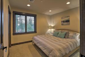ein Schlafzimmer mit einem Bett und einem Fenster in der Unterkunft Luxury Suncadia Resort Retreat with Private Hot Tub! in Cle Elum