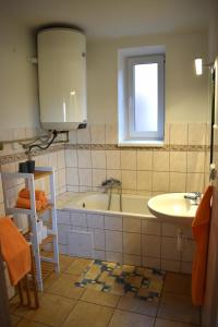 y baño con bañera y lavamanos. en PENSION NA BORŮVKOVÉM VRŠKU en Bujanov
