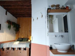 ハーレムにあるB&B "Mañana"のバスルーム(洗面台付)とベッド1台の写真2枚