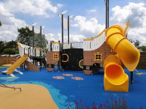 un parque infantil con tobogán y tobogán en Camping L'Ocean, en Brem-sur-Mer