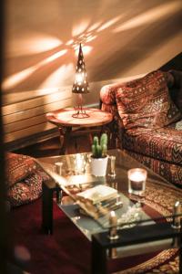 sala de estar con sofá y mesa con lámpara en Gite L'Aurienchon, en Auris