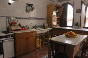 Kuchyň nebo kuchyňský kout v ubytování Salerno Experience Hostel + 37 fotografií