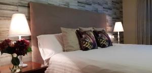 Postel nebo postele na pokoji v ubytování Nesbitt Arms Boutique Hotel