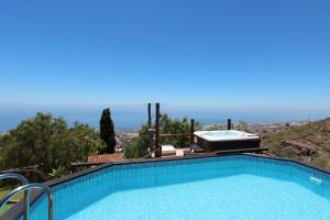 una piscina con vistas al océano en ViVaTenerife - Estate with idyllic mountain landscapes, en Tejina de Isora