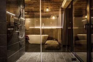 a bathroom with a bath tub and two sinks at Chalets - The Peak in Sölden