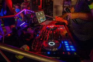 una cabina dj con un portatile sopra di Camping Les Brillas a Les Moutiers Altre 31 foto