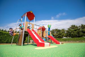 un gruppo di bambini che giocano in un parco giochi di Camping Les Brillas a Les Moutiers