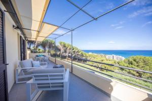 een balkon met uitzicht op de oceaan bij Ilenia Seaview in Cefalù