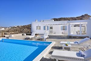 Bazén v ubytování IThea Villa Mykonos nebo v jeho okolí