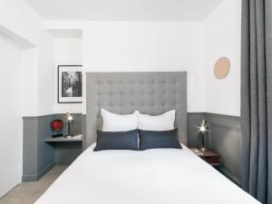 パリにあるLivinParis - Luxury 2 Bedrooms Opera Iのベッドルーム(青い枕の大きな白いベッド付)