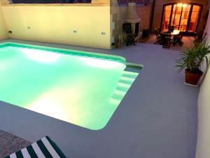 a swimming pool in the middle of a house at Classic Farmhouse & Private Pool in Mġarr