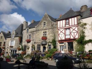 an old building with cars parked in front of it at Kerlan 5 in Béganne