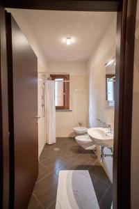 ein Badezimmer mit 2 Waschbecken und 2 WCs in der Unterkunft CONDOMINIO I GELSI in Arezzo
