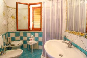 ランペドゥーザにあるGran Residence Marisaのバスルーム(トイレ、洗面台付)