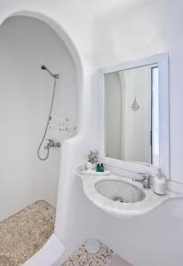 Koupelna v ubytování IThea Villa Mykonos + 38 fotografií