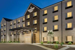 una imagen de la parte delantera de un hotel en Country Inn & Suites by Radisson, Greensboro, NC en Greensboro