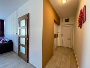 un pasillo en una casa con puerta en Apartman Rubin, en Sárvár