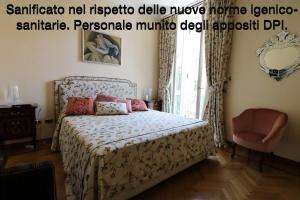 una camera con letto e sedia di Rome Kings Suite a Roma