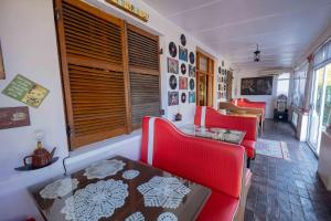 une salle à manger avec des chaises rouges et une table dans l'établissement Skinkikofi Guest House, à Paarl