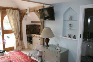 un soggiorno con divano e tavolo con lampada di Remarkable 1-Bed Cottage near Henley-on-Thames a Henley on Thames