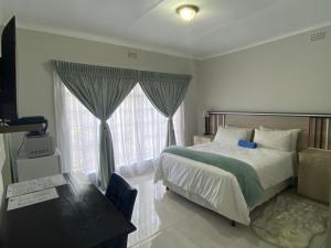Ein Bett oder Betten in einem Zimmer der Unterkunft Ndzuti Guest House