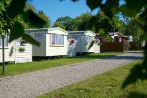 a row of holiday homes on a gravel road at Keja Domki Chłapowo in Władysławowo
