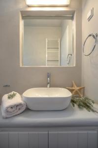 Koupelna v ubytování Naxian Wave Seaside Villa + 21 fotografií