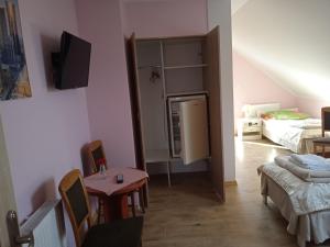 Agrostok noclegi agroturystyka的电视和/或娱乐中心