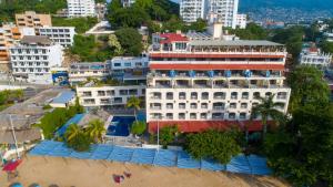 una vista aérea de un edificio en la playa en Acamar Beach Resort en Acapulco