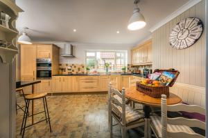 Кухня або міні-кухня у Finest Retreats - The Stables at Crimplesham