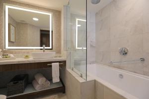 a bathroom with a tub, toilet and sink at Real InterContinental at Multiplaza Mall, an IHG Hotel in San José