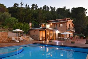 The swimming pool at or close to Villa Provenza