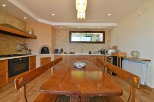 A kitchen or kitchenette at Villa Provenza