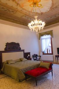 Кровать или кровати в номере Hotel Sant'Antonin