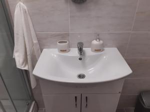 Bilik mandi di Deluxe studio & apartments Alexander