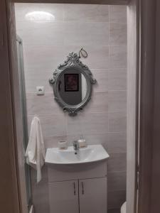 Bilik mandi di Deluxe studio & apartments Alexander