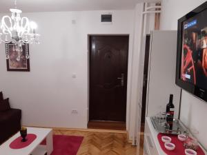 Televisyen dan/atau pusat hiburan di Deluxe studio & apartments Alexander