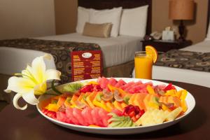 einen Obstteller auf einem Tisch in einem Hotelzimmer in der Unterkunft Best Western Posada Del Rio in Gómez Palacio