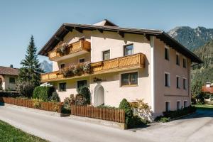 Casa grande con balcones de madera y valla en Aparts Handle und Haus Bergblick, en Pfunds