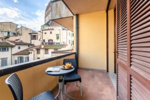 un piccolo tavolo con sedie su un balcone con vista di Terrace on Duomo Luxury Flat a Firenze