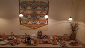 una encimera de cocina con comida en una mesa con luces en Caserón Trastamara, en Rascafría