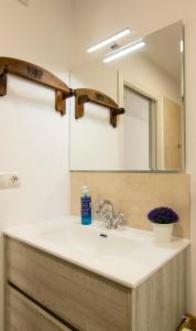 a bathroom with a sink and a mirror at Apartamento Avenida Principal I in Altea