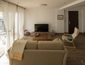 a living room with a couch and a table at Apartamento Avenida Principal I in Altea