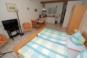 a living room with two beds and a kitchen at Hof Brinker - Kornspeicher in Boiensdorf