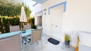 un patio con mesa, sillas y sombrilla en Villa Juan Miguel by Family Homes, en Denia