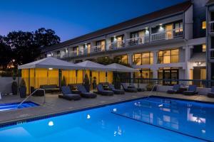 un hotel con piscina frente a un edificio en The Domain Hotel, en Sunnyvale