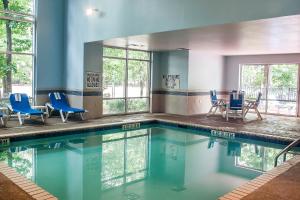 Bazén v ubytování Comfort Suites Charleston West Ashley nebo v jeho okolí