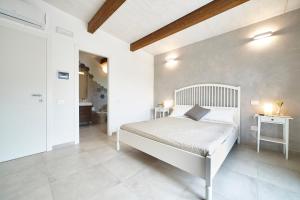 - une chambre avec un lit blanc dans l'établissement Villapiana Country House, à Pellezzano